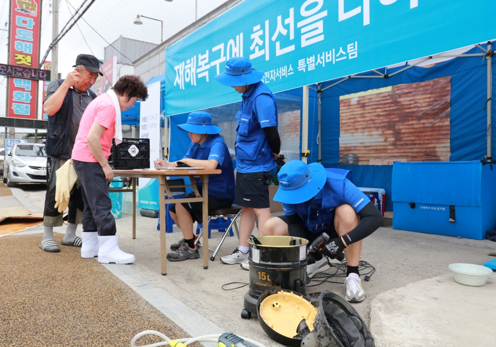 12일 삼성전자서비스가 충남 논산시 강경읍에 수해 복구 서비스 거점을 구축하고 가전제품을 점검하는 모습