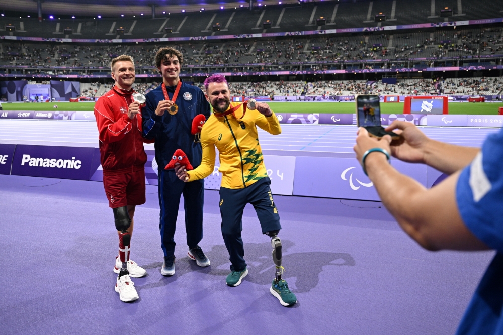 9월 2일(현지시간) 프랑스 스타드 드 프랑스(Stade de France)에서 열린 2024 파리패럴림픽 장애인 육상 남자 100m(스포츠등급 T63) 공동 취재구역(Mixed Zone)에서 은메달 다니엘 요르겐센(Daniel Jørgensen, 덴마크), 금메달 에즈라 프레치(Ezra Frech, 미국), 동메달 비니시우스 곤살베스 로드리게스(Vinícius Gonçalves Rodrigues, 브라질)가 갤럭시 Z 플립6 올림픽 에디션을 이용한 빅토리 셀피촬영을 하고 있다.