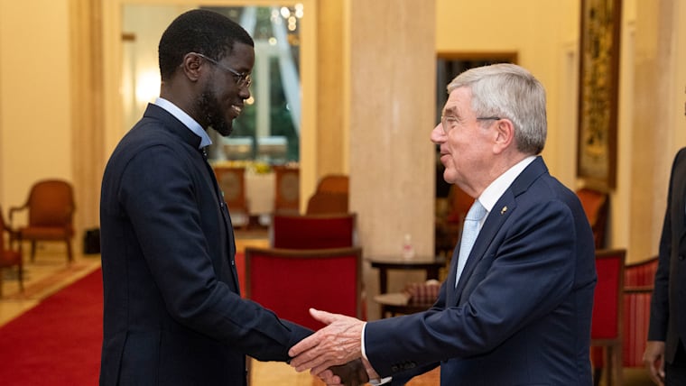 Le président du CIO entame son déplacement en Afrique au Sénégal, à Dakar, hôte des Jeux Olympiques de la Jeunesse de 2026