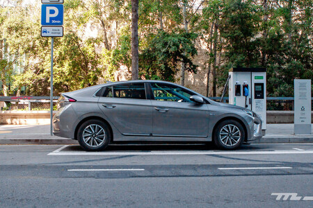 Coche eléctrico cargando en punto de carga municipal