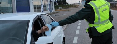 La DGT aclara el uso de la mascarilla en el coche: cuándo supone una infracción, quién multa y cuál es la sanción