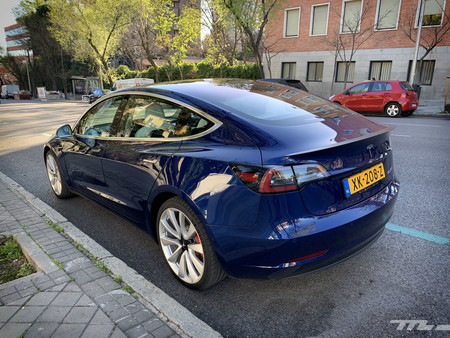 Tesla Model 3 Prueba trasera lateral