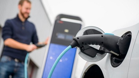 Para sorpresa de nadie, España suspende con los coches eléctricos: seguimos a la cola en ventas y puntos de carga