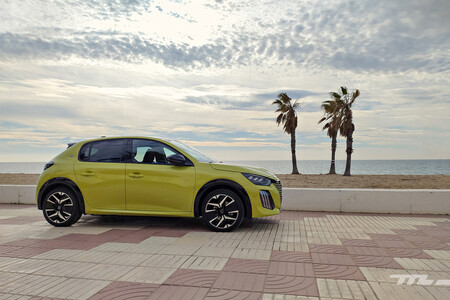 Peugeot E 208 en frente de la playa