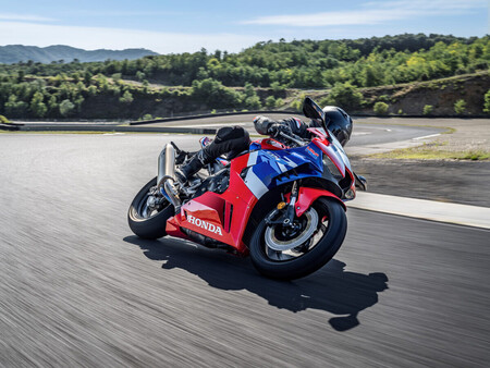 Las motos de 200 CV, al circuito. La DGT dice que son muy "peligrosas" y acorrala al perfil del motero de fin de semana