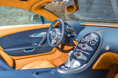 Bugatti le pedía 11.000 euros por cambiar el botón de los retrovisores de su Veyron. Se fue a un mecánico independiente y le costó... una cerveza