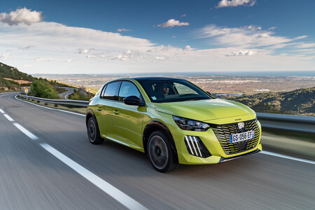 Peugeot E208 en carretera