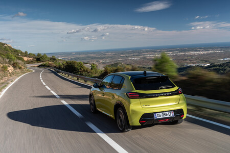 Peugeot E208 en carretera