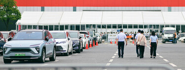 Así ha conseguido China dominar el mundo del coche eléctrico: mano de obra sumisa, energía barata y monopolio sobre las baterías