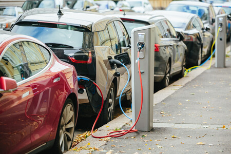 Coches eléctricos cargando en la calle