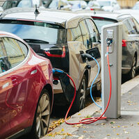 "El coche eléctrico sigue siendo prohibitivo". El precio y las dudas para cambiar los coches de gasolina estancan las ventas de eléctricos en Europa 