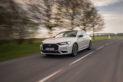 Probamos el DS 9 Plug-In Hybrid 360 CV: una berlina para devorar kilómetros y kilómetros de carretera más a gusto que con cualquier SUV