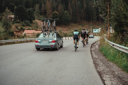 Ciclistas circulando por carretera convencional