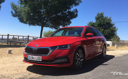 Probamos el nuevo Škoda Octavia: la berlina superventas sigue siendo igual de funcional y se convierte en un pequeño Superb