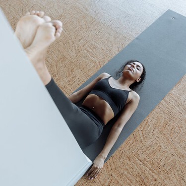 Tres posturas de yoga fáciles y relajantes que Harvard recomienda hacer antes de dormir para descansar mejor