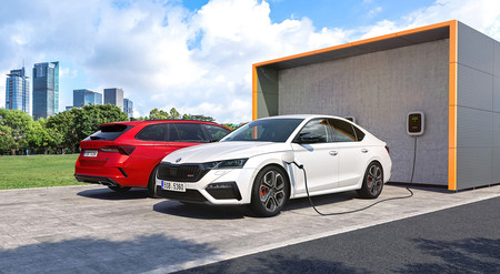 El Škoda Octavia RS iV es el primer híbrido enchufable de la familia deportiva de la marca, con 245 CV y 400 Nm