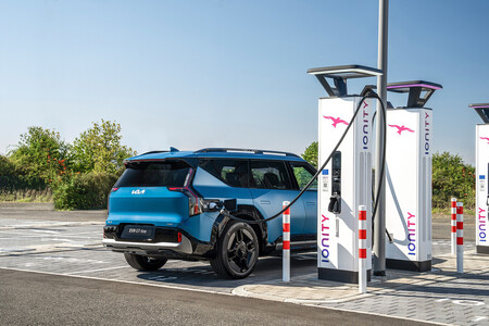 Coche eléctrico cargando en un punto de recarga IONITY