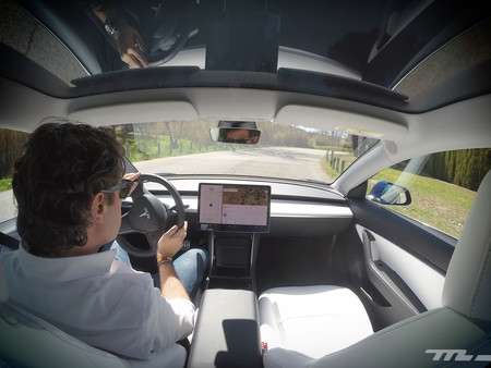 Tesla Model 3 Prueba interior conduciendo