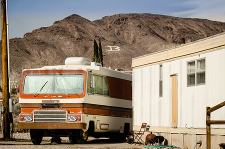 Autocaravana y casa prefabricada en Beatty, Nevada. Imagen de Wes Dickinson