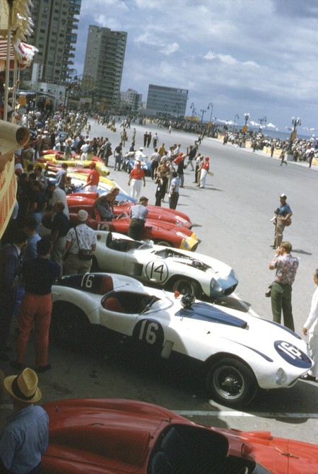 Los coches dispuestos en los boxes del Malecón