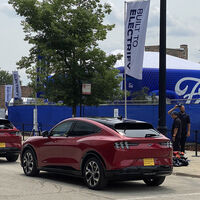 "Hay que hacer un cambio radical". El CEO de Ford promete que en menos de tres años harán un coche eléctrico asequible... pero no será tan barato como piensas 