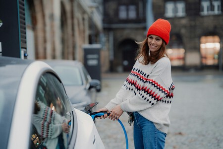 Se los quitaban de las manos: Francia ha tenido que cancelar su plan del coche eléctrico a 100 euros por exceso de demanda