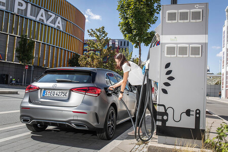 Los híbridos enchufables contaminan el triple de lo que prometían porque hay conductores que ni se molestan en cargarlos. Son datos oficiales de la Comisión Europea