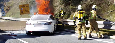 Como se apaga el fuego de un coche eléctrico incendiado