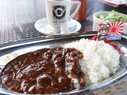 日本でここだけ！呉の潜水艦を眺めながら食べる「海自カレー」