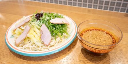 「冷めん家」の広島つけ麺は辛さと大盛り野菜が病みつきに！