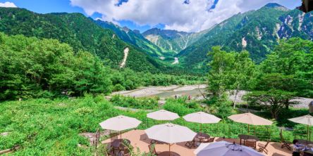 【長野県】山岳リゾート・上高地で神秘の山々と清らかな水、木々の緑に癒される