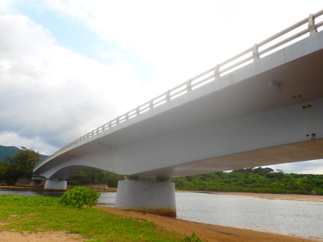 石垣島の観光スポットの名蔵大橋