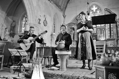 Fig. 1. Mise en scène du groupe Presensya (Hélène Obadia au chant, Isaïa Vidal à la guitare, Mario Gamez aux percussions) le 20 juin 2010 à l’Église de Soizé (Eure et Loire).