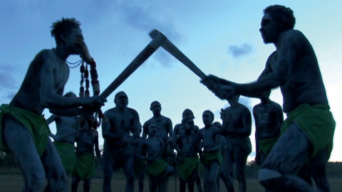 Séquence 5 du film Two Brothers at Galarra, 2008. Chant « Birrku » (la Massue cérémonielle), non sous-titré.