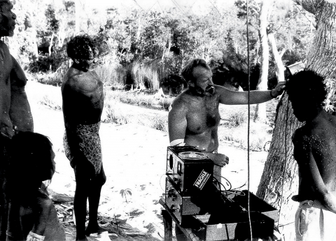 fig. 3 Portrait de Richard A. Waterman (1914-1971) sur le terrain, en Australie.