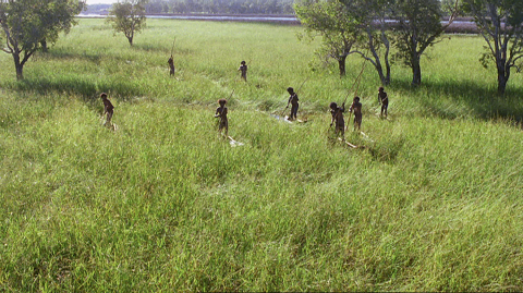 fig. 6 La chasse aux oies sauvages dans le film de Rolf de Heer, 10 Canoës, 150 lances, 3 épouses de Rolf de Heer, 2006.