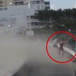 【衝撃映像】飛行機が頭上スレスレを通過する世界一危険なビーチでジェットエンジンに吹き飛ばされる女の子。