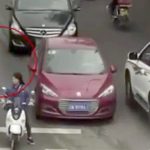 道路に飛び出した小さな男の子、車に轢かれてしまう･･･。