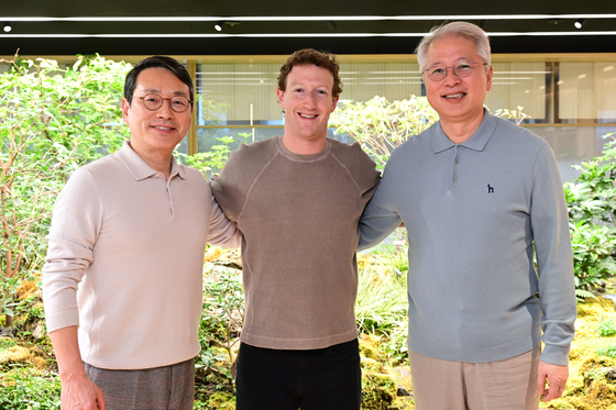 LG Electronics CEO William Cho, left, and Meta CEO Mark Zuckerberg, center, pose for a photo after forging a headset partnership in Seoul on Feb. 28. [LG ELECTRONICS]