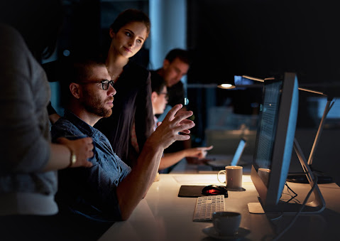 Equipo trabajando por la noche