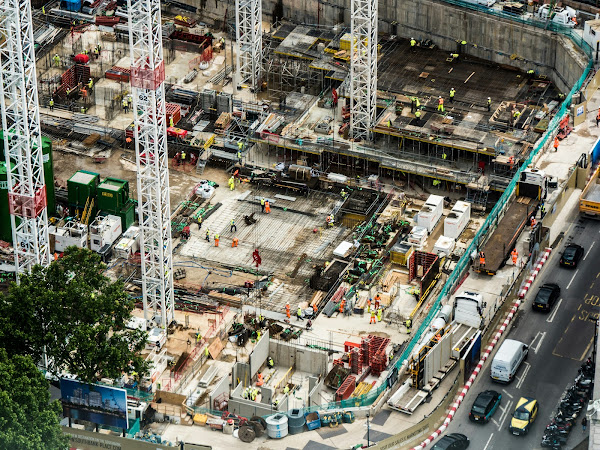 Vue aérienne d'un chantier de construction à Londres. 