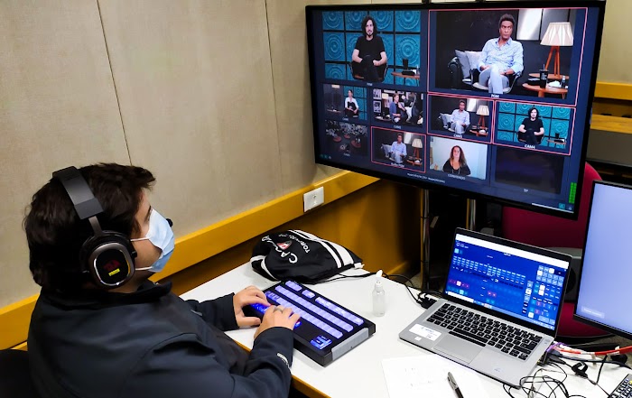 Homem na sala de controle do estúdio de TV - Globo and Google Cloud Case Study