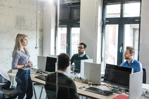 Conversación de un equipo en la oficina