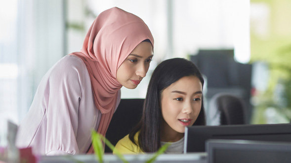 Deux femmes regardant un ordinateur portable