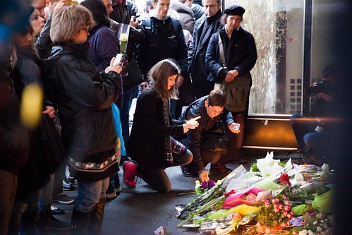 Attentats de Paris : des rassemblements en hommage aux victimes partout à Paris #paris #attentats #13novembre2015  #jesuisparis #peace #victimes #hommageauxvictimes #labelleequipe #charonne | by Xosé Bouzas