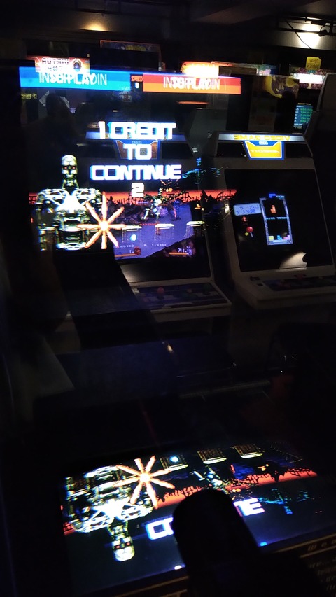 gigo-akihabara-retro-arcade-terminator2-play