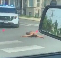 黒人女性がパトカーを強奪