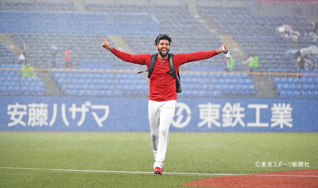 広島コルニエル、大雨＆雹に大喜び！「かわいい」と好感度UP