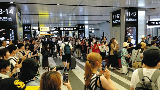 広島駅オールスターの出待ち小鶴歓迎クラスの大盛り上がり