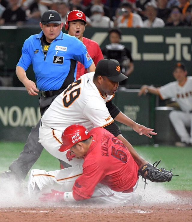 カープ小園が巨人バルドナード暴投で同点ホームイン